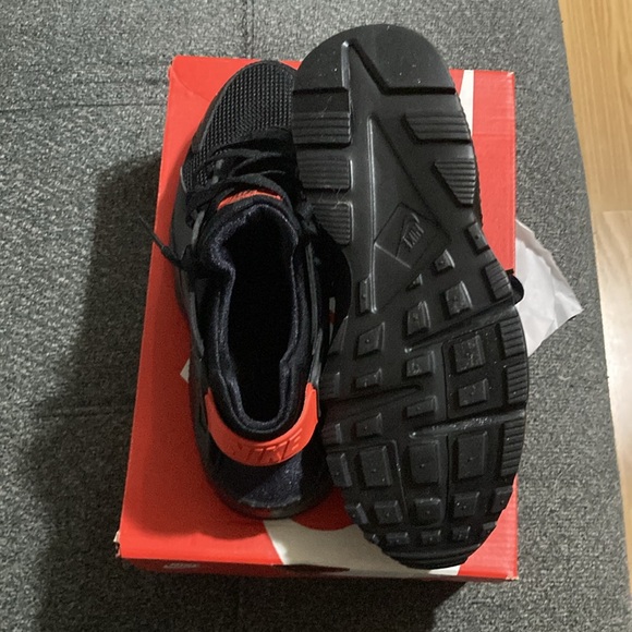 Brand new sz 6y Nike huaraches black and habenero red. Asking $90 obo - Picture 2 of 5